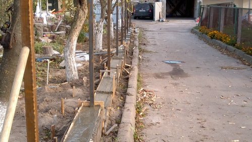 Как сделать забор из профнастила своими руками